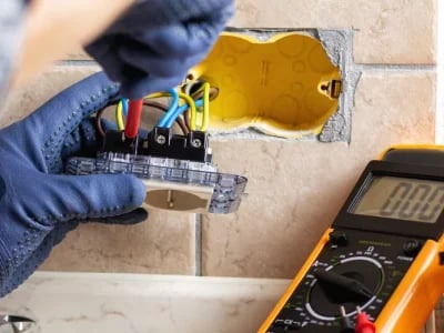 So senken Unternehmen Risiken durch eine gründliche DGUV V3 Prüfung und VDE Prüfung