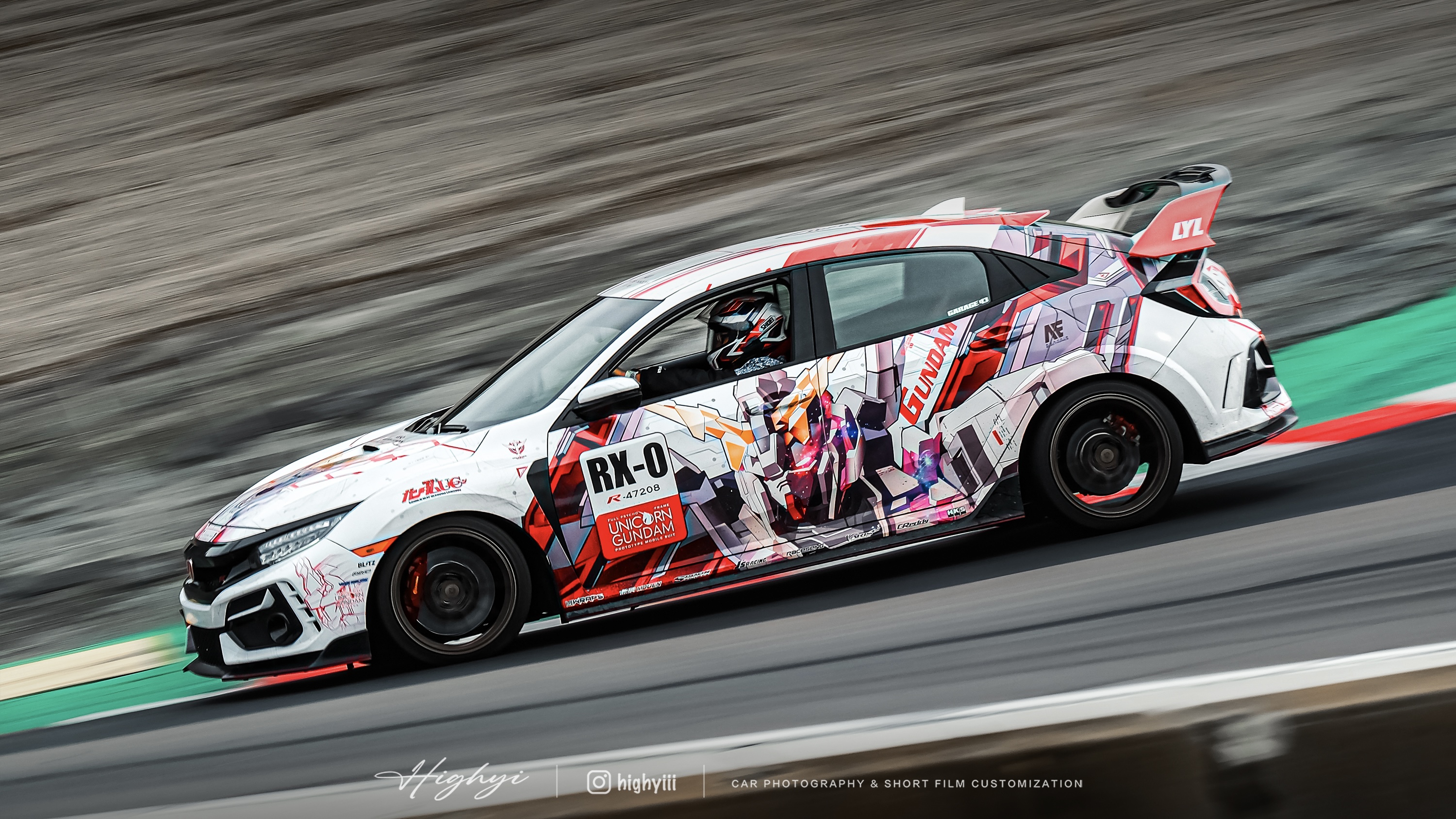 Anime in Car: Erregen Sie Aufsehen mit einer einzigartigen Anime-Autofolierung!