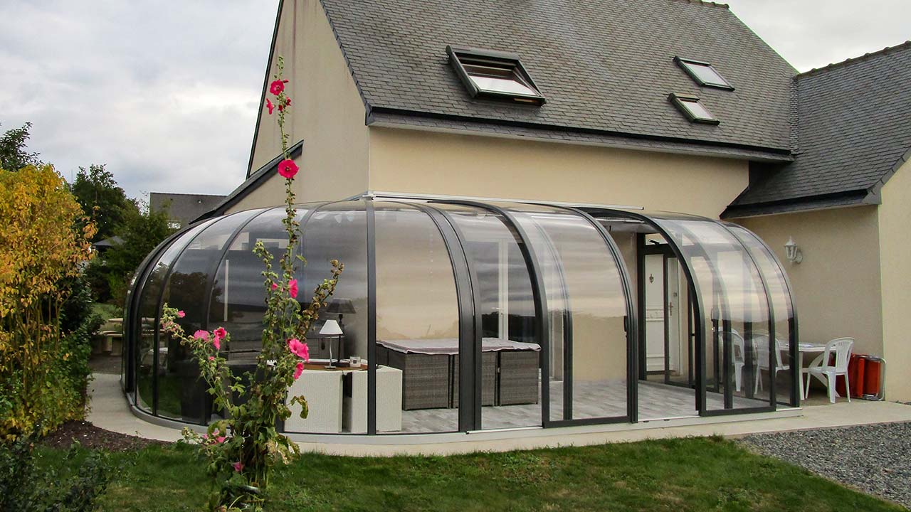 Terrassenüberdachung mit Markise: Schutz vor Sonne und Regen in einem